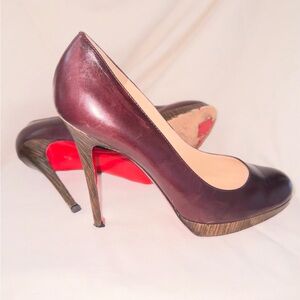 Size 39 1/2 Christian Louboutins Pumps